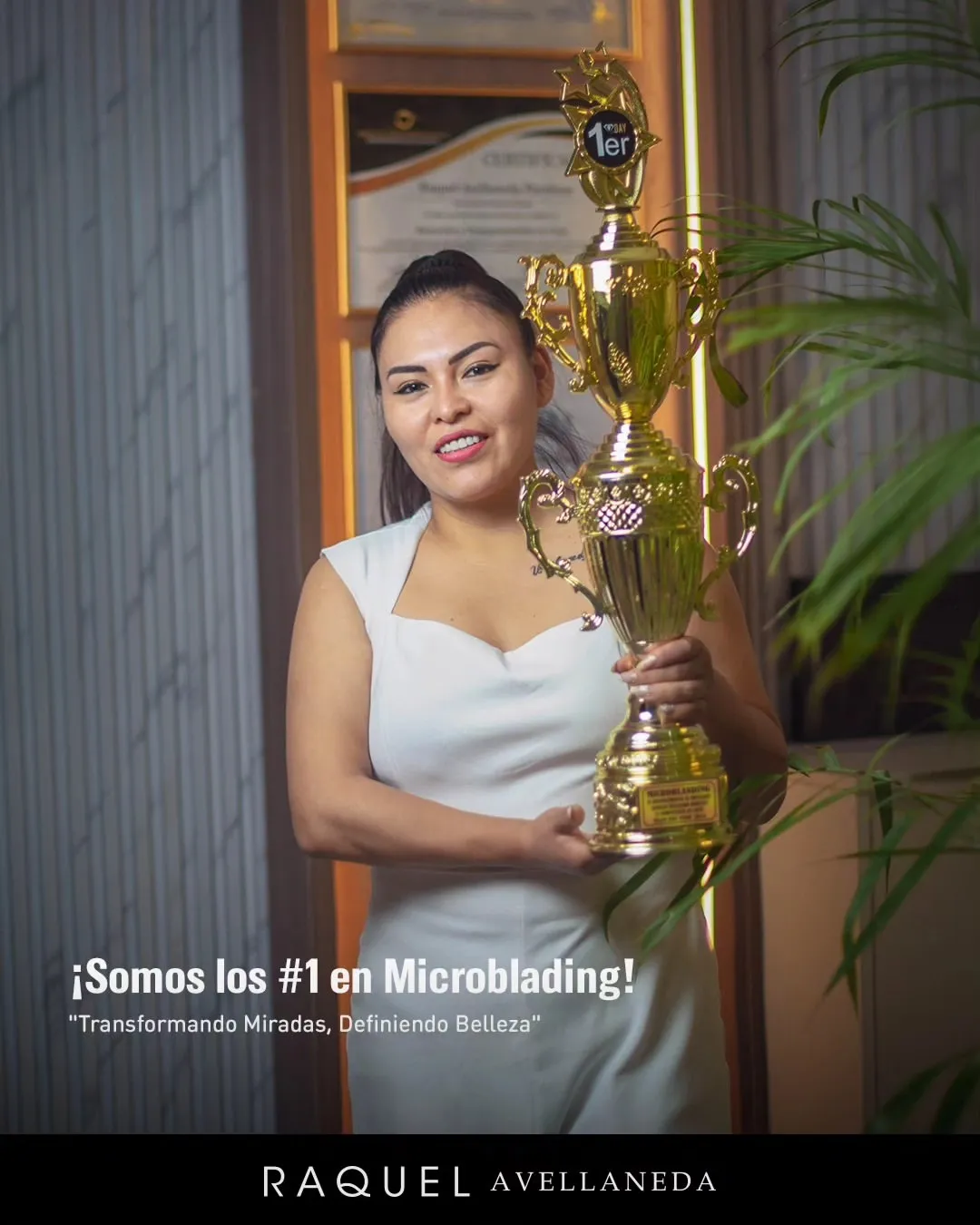 Raquel Avellaneda recibiendo trofeo #1 en Microblading